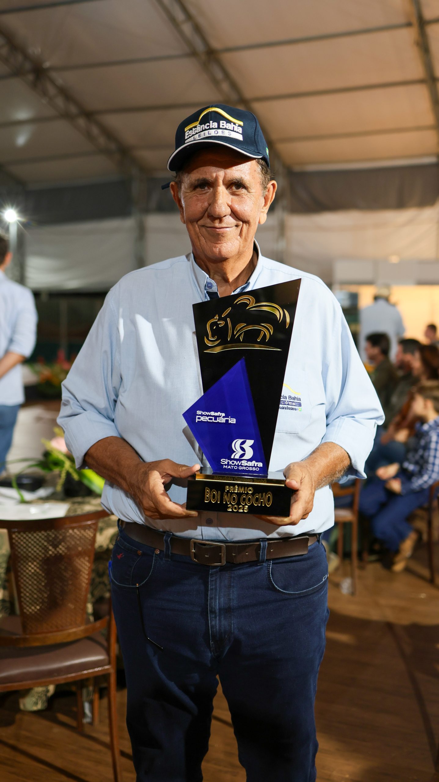 Show Safra Pecuária entrega troféu "Boi no Cocho"